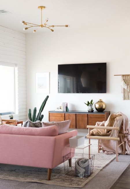 Różowa sofa i złote dodatki w eklektycznym salonie