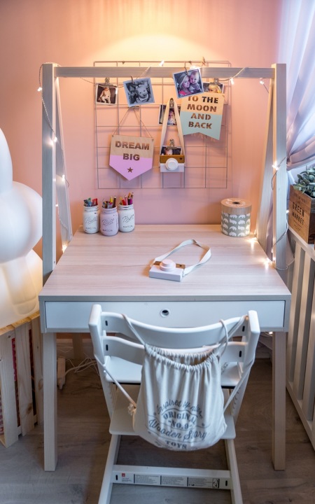 Białe biurko z tablicą inspiracji w aranżacji pokoju dziecięcego