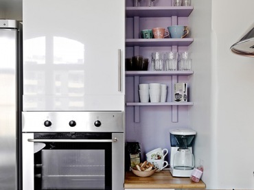Pomysł na fioletową wnękę z półkami w białej kuchni (20088)