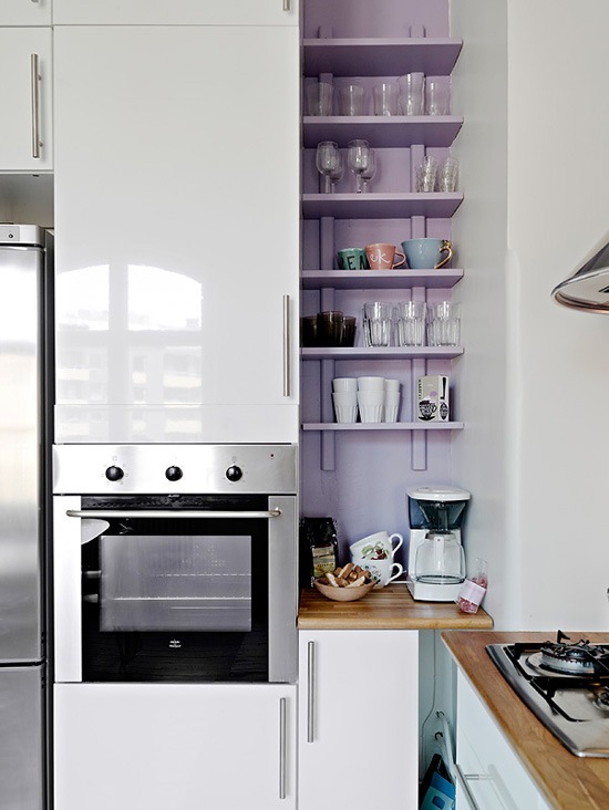 Pomysł na fioletową wnękę z półkami w białej kuchni