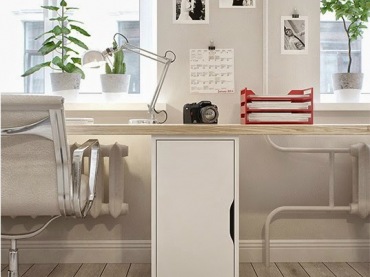 Długie biurko z drewnianym blatem i białą szafką pod oknem w salonie (26305)