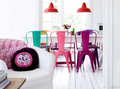 Krzesła tolix w kolorze turkusu, rózu i fuksji przy białymdrewnianym stole (24514)