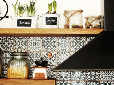 Aranżacja kuchenna z drewnianymi półkami i marokańskimi płytkami na ścianie,czarny okap z drewnianymi półkami (37063)