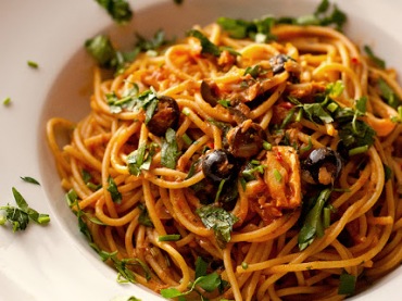 Yummy Lifestyle - Z uwielbienia dla jedzenia.: Spaghetti alla puttanesca. (9294)
