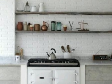 biała cegła wygląda elegancko i estetycznie  - ułożona pomiędzy półkami w kuchni daje dobre tło do eksponowania naczyń,...