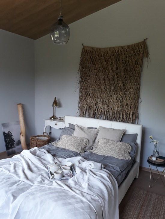 Sypialnia w kolorach szarości z oryginalną dekoracją ścienną