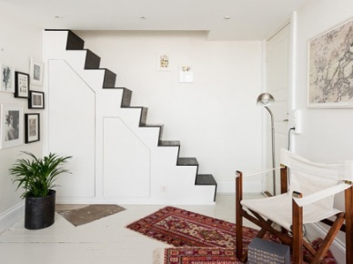 Biało-czarne schody  na antresole z łóżkiem  z wbudowanymi schowkami  w salonie (26090)
