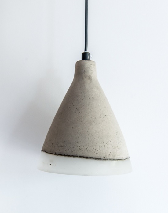 Szara lampa z betonu