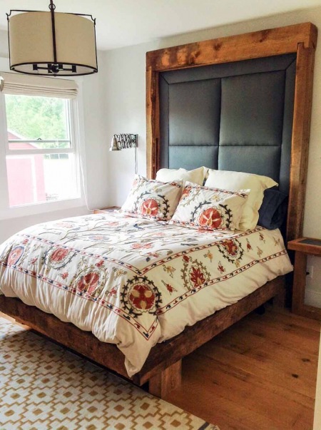 Oryginalna sypialnia z drewnianym łóżkiem w eklektycznym stylu