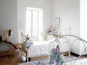 Wiejski pokój dla dzieci z kutymi łóżkami (16983)