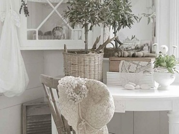 Białe francuskie meble,wiklinowe kosze,drewniane krzesło w rustykalnej aranżacji (21802)