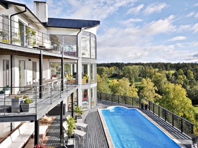 Dom wielorodzinny z balkonami i basenem w stylu skandynawskim (23424)