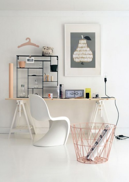 Skandynawska stylizacja domowego biura z biurkiem na kozłach,białym krzesłem panton,drucianym koszem i metalowym reagalikiem na biurowe drobiazgi