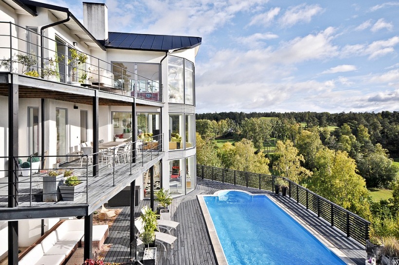 Dom wielorodzinny z balkonami i basenem w stylu skandynawskim