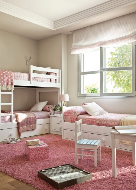 Piętrowe łóżka w biało-różowym pokoju dla dzieci