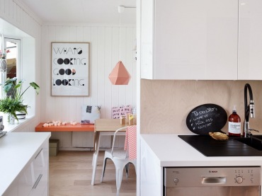 Mieszkanie urządzono w skandynawskim stylu, który łączy zarówno salon, jak i kuchnię oraz jadalnię. We wnętrzach...