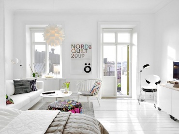 Kolorowe litery na ścianie w aranżacji bialego salonu w stylu skandynawskim (22305)