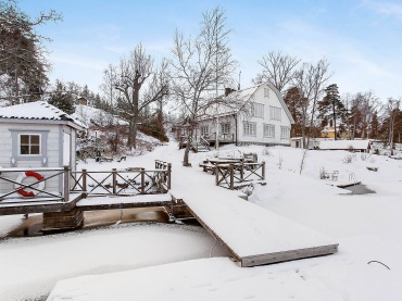 śniegowy dom, tak by się chciało powiedzieć o tym skandynawskim, drewnianym domku - to na wskroś skandynawski obrazek,...