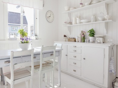 Skandynawska biała kuchnia z komodą, półkami i bialym stołem z szufladami (24485)