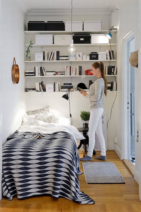 Aranżacja małej sypialni w bieli i czerni