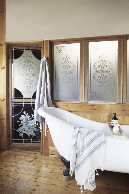 Oryginalna i elegancka łazienka z kubełkową wanną i drewnem