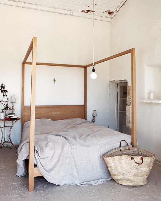 Surowei prosta  aranżacja sypialni z łóżkiem w drewnianej ramie
