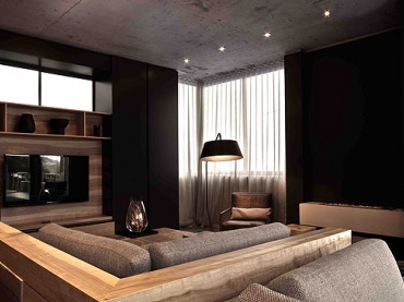 ciekawy i intrygujący projekt nowoczesnego salonu - dużo drewnianych brył i czerni ścian - to odważna aranżacja, z...