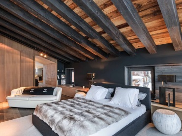 Sypialnię na wysokim poddaszu urozmaica wiele elementów, między innymi najbardziej charakterystyczne belki pod sufitem....