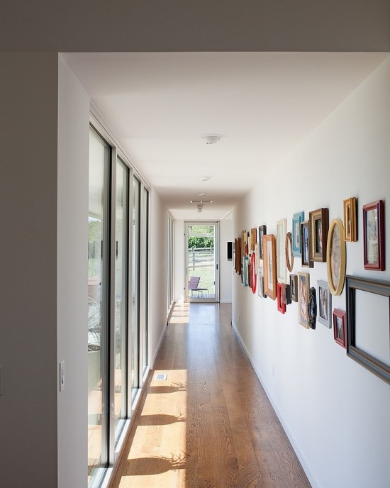 Pomysł na domową galerię obrazów w wąskim i długim korytarzu