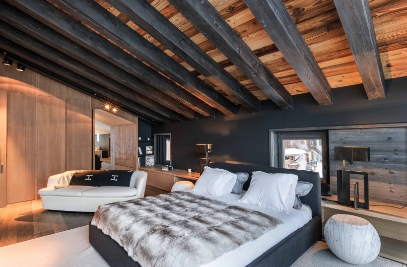 Drewniane belki w sypialni