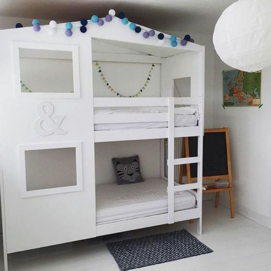 Białe piętrowe łóżko zaaranżowane na domek dla dzieci