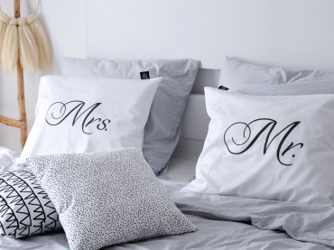 Za klimat sypialni odpowiadają w głównej mierze zastosowane dodatki, przede wszystkim typografia na poduszkach, wprowadzająca romantyczny nastrój. Wszystkie detale idealnie ze sobą współgrają, a jako całość tworzą schludną i uroczą...