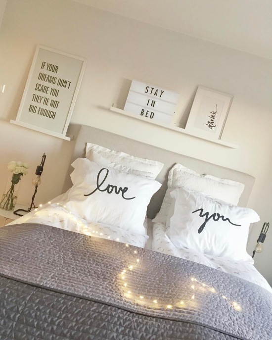 Romantyczna aranżacja sypialni z typografią i dekoracjami świetlnymi
