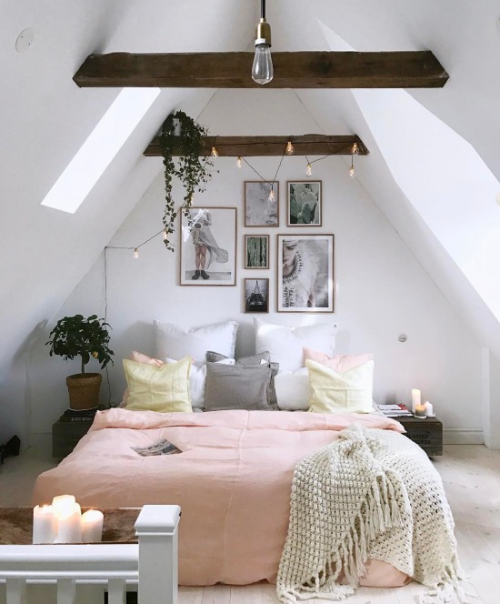 Biała sypialnia na poddaszu z pastelowymi dodatkami