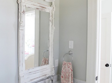 Drewniane   bielone lustro vintage w aranzacji łazienki (23716)