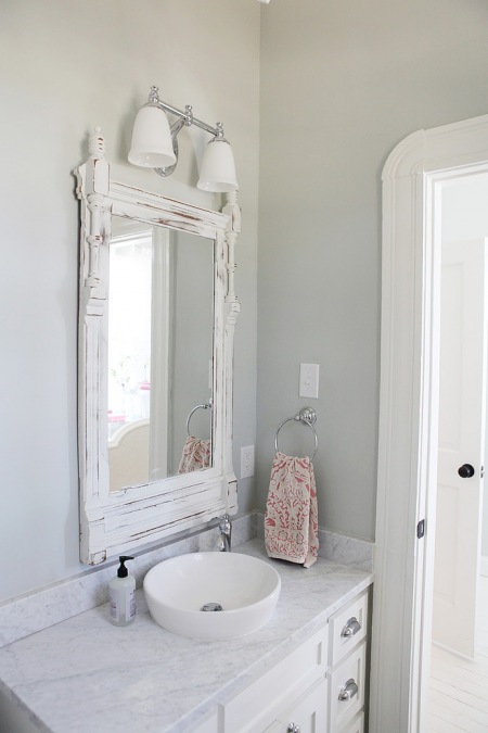 Drewniane   bielone lustro vintage w aranzacji łazienki