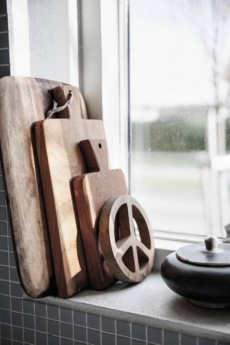 Drewniane deski i podkładki z ceramicznym pojemnikiem
