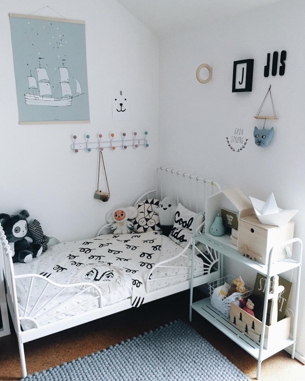 Pokój dziecięcy prezentuje się uroczo i bardzo przytulnie. Łóżko malucha umieszczono w rogu pomieszczenia, tworząc...