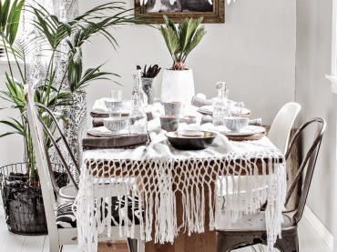 Oryginalną aranżację jadalni urozmaicają nie tylko różne krzesła, ale także dekoracje na stole. Białe elementy w...