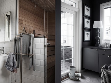 Drewno w biało-szarej aranżacji łazienki w stylu skandynawskim (48149)