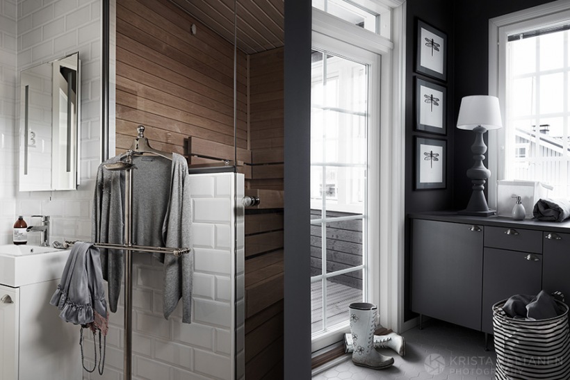 Drewno w biało-szarej aranżacji łazienki w stylu skandynawskim