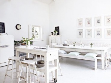 Piękna biała jadalnia w stylu skandynawskim - biały stół, biała podłoga i krzesła 0niby sterylnie,ale jednak ze smakiem i...