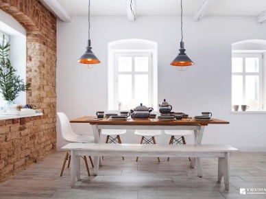 Krzesła w stylu skandynawskim i biała ławka w jadalni (54133)