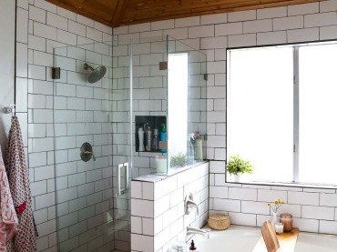 Nietypowy sufit zwraca na siebie uwagę w aranżacji łazienki. Skosy, które pokryto drewnianymi deskami, tworzą wyjątkowy...