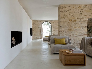 Otwaty salon z kamiennymi ścianami i nowoczesnym kominkiem wbudowanym w białą ścianę (23387)
