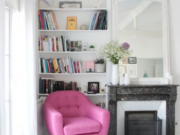 Różowy fotel w salonie (44027)
