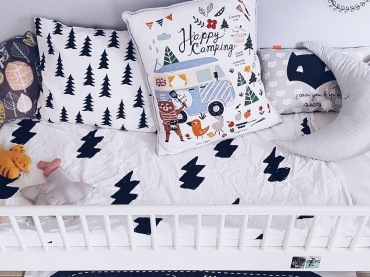 Na łóżeczku w pokoju dziecięcym znajduje się sporo elementów dekoracyjnych, a wśród których pierwsze skrzypce odgrywają poduszki. Nadruki choinek, liści, lisków i błyskawic w przyjemny sposób nawiązują do...