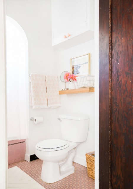 Biała łazienka z drewnem i różową podłogą