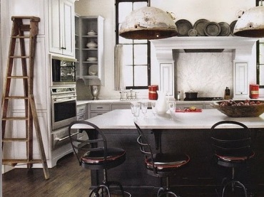 kuchnia osadzona pomiędzy rustykalnym i industrialnym stylem - lampy w stylu vintage, mocne stołki na metalowych...