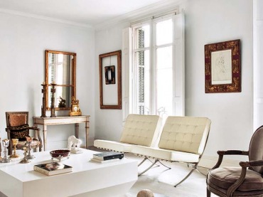 we współczesnym, białym wnętrzu postawiono obok siebie piękne, stylowe krzesła i nowoczesne sofy i fotele. Duet piękny...